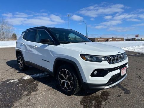 Used 2025 Jeep Compass Limited image 9