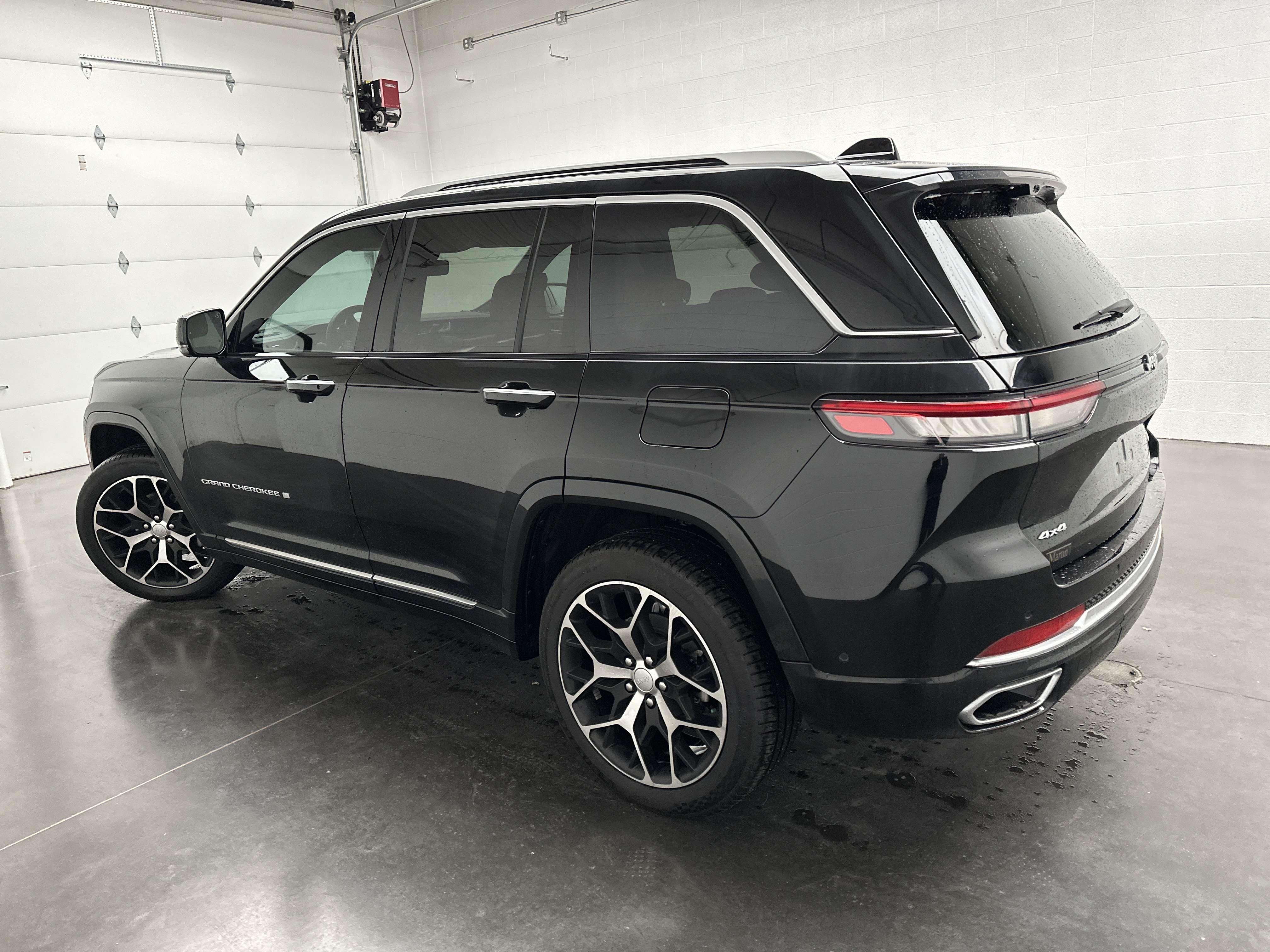 Used 2022 Jeep Grand Cherokee Summit AWD/4WD image 7