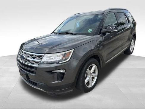 Used 2018 Ford Explorer XLT w/ Equipment Group 201A FWD image 3
