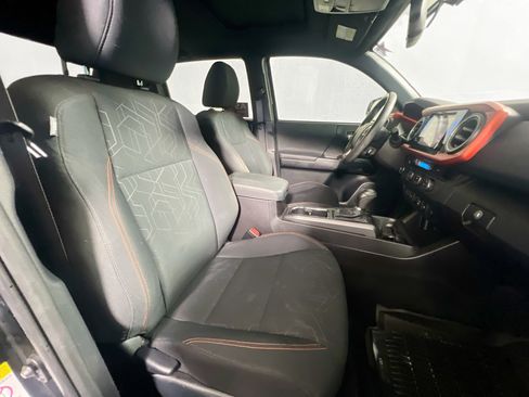 Used 2016 Toyota Tacoma TRD Sport w/ Premium & Technology Package RWD image 30