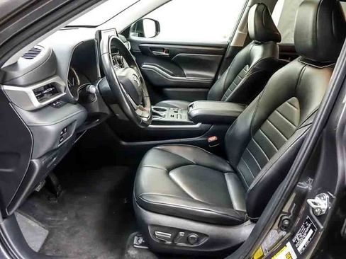 Used 2023 Toyota Highlander XLE AWD/4WD image 8