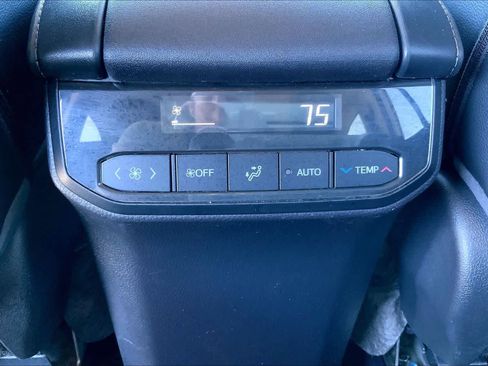 Used 2023 Toyota Highlander XLE image 35