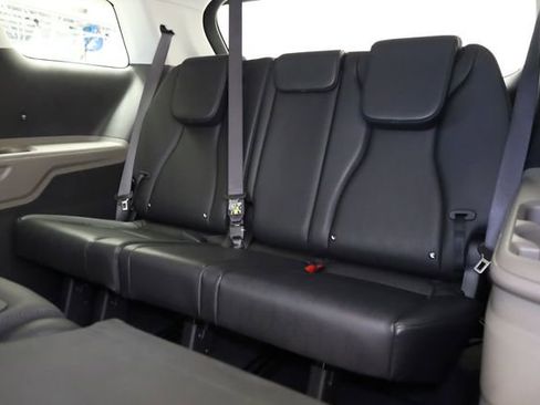 Used 2025 Kia Carnival FWD image 33
