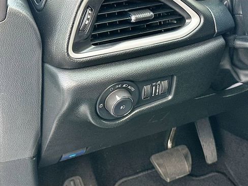 Used 2025 Chrysler Pacifica Select image 10