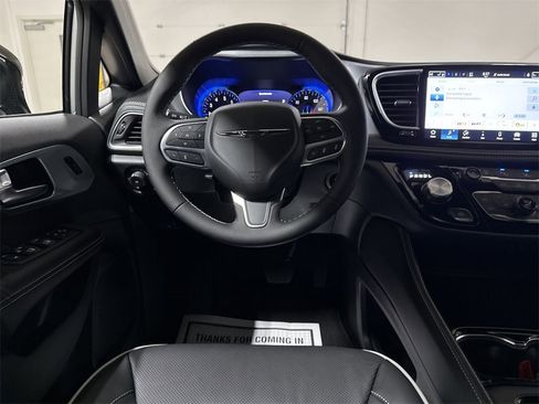 New 2026 Chrysler Pacifica Limited image 21