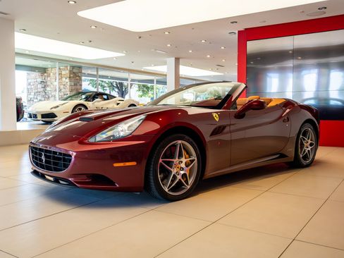 Used 2010 Ferrari California RWD image 4