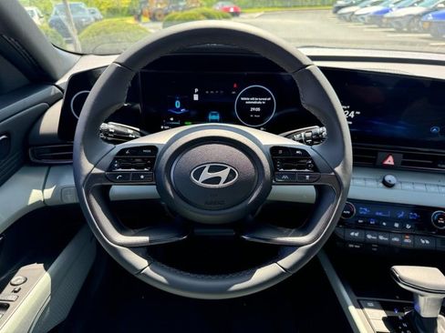 Used 2025 Hyundai Elantra Limited FWD image 8