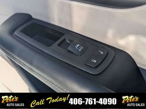 Used 2023 Chrysler Pacifica Touring-L image 20