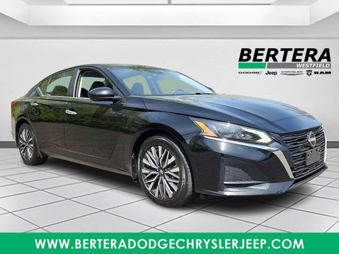 Used 2023 Nissan Altima 2.5 SV FWD image 1
