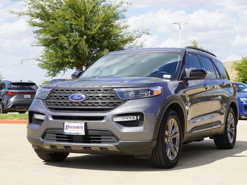 Used 2022 Ford Explorer XLT w/ Equipment Group 202A RWD image 3