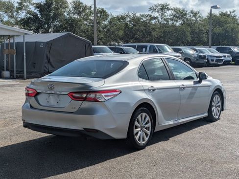 Used 2018 Toyota Camry LE FWD image 5