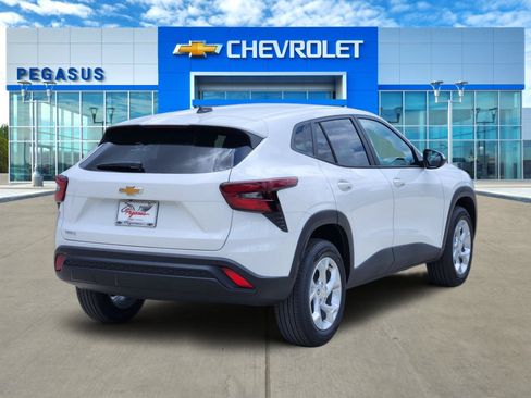 New 2026 Chevrolet Trax LS w/ LS Convenience Package FWD image 4