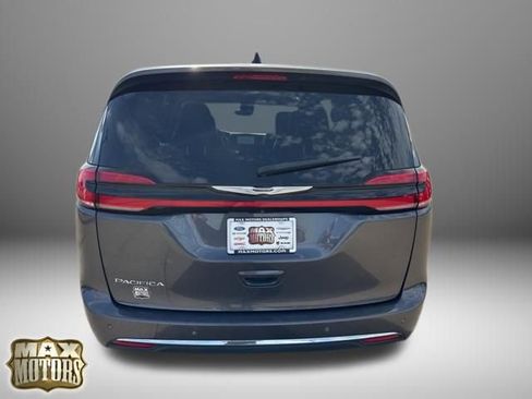 Used 2023 Chrysler Pacifica Touring-L image 7