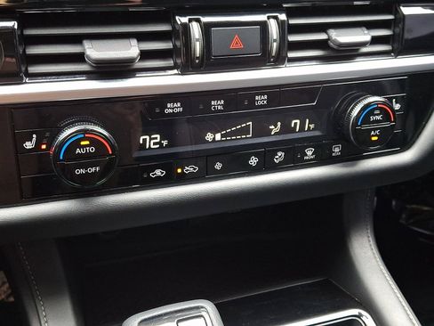 Used 2022 Nissan Pathfinder SV AWD/4WD image 16