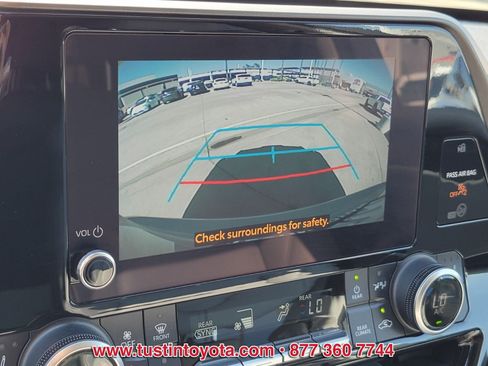 Used 2023 Toyota Highlander XLE AWD/4WD image 24