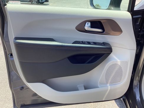 Used 2017 Chrysler Pacifica Touring-L FWD image 17