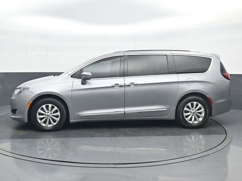 Used 2019 Chrysler Pacifica Touring-L image 3