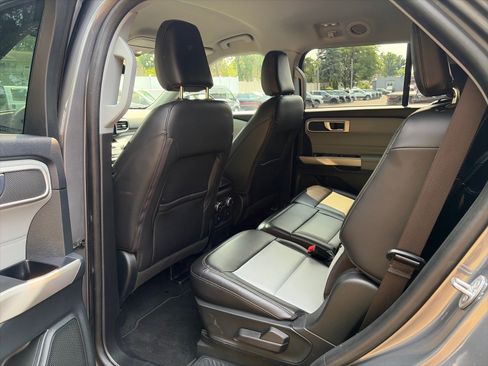 Used 2022 Ford Explorer XLT w/ XLT Sport Appearance Package AWD/4WD image 10
