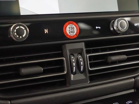 Used 2025 Porsche Macan image 32