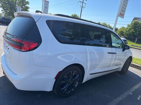 Used 2024 Chrysler Pacifica Touring-L w/ Road Tripper Package FWD image 6
