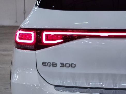 Used 2023 Mercedes-Benz EQB 300 4MATIC image 20