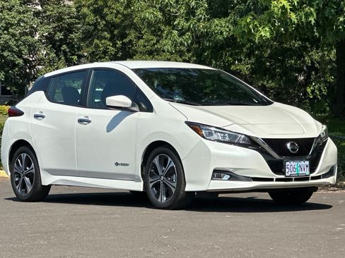 Used 2018 Nissan Leaf SV w/ SV Technology Package FWD image 9