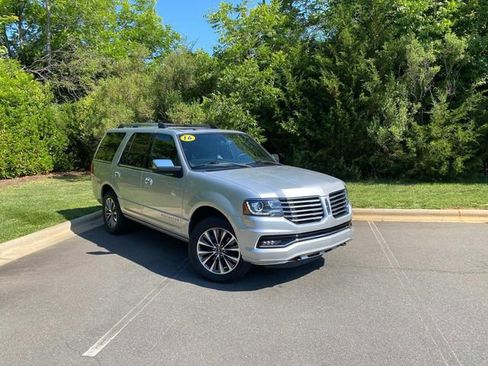 Used 2016 Lincoln Navigator Select RWD image 1