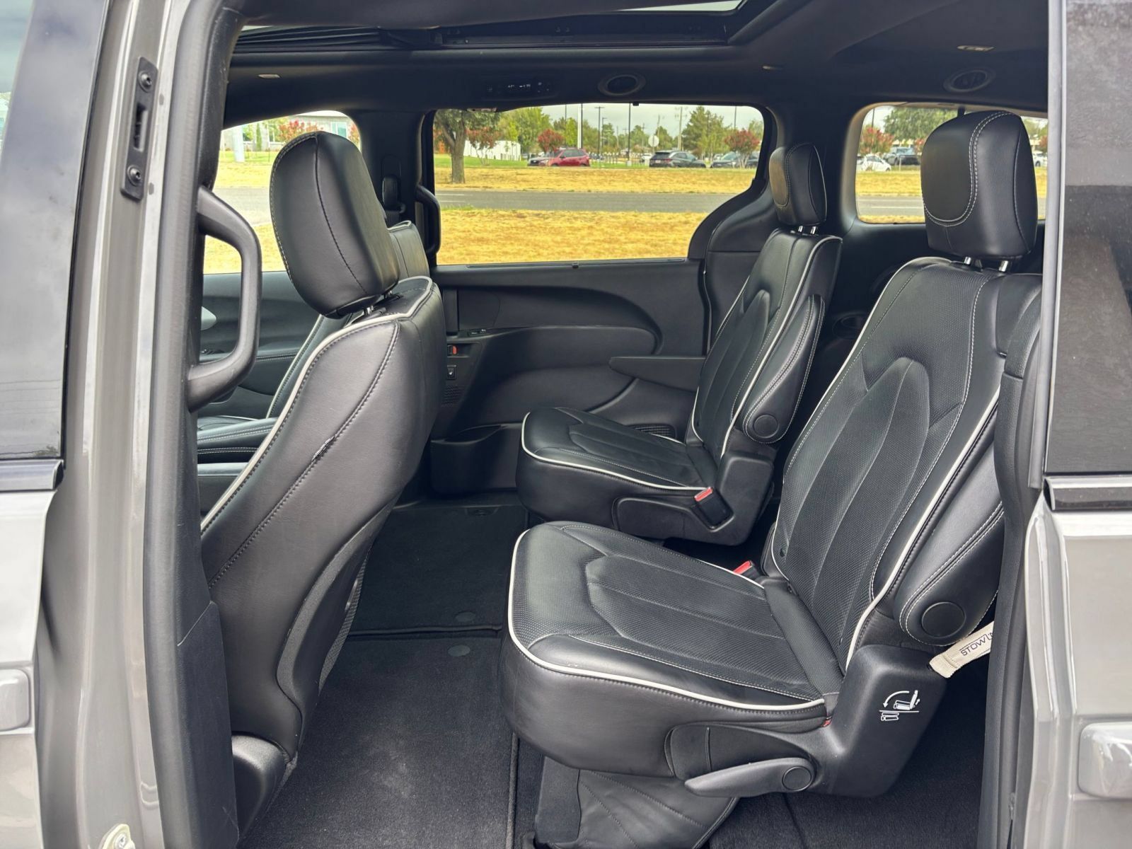 Used 2025 Chrysler Pacifica Limited FWD image 29