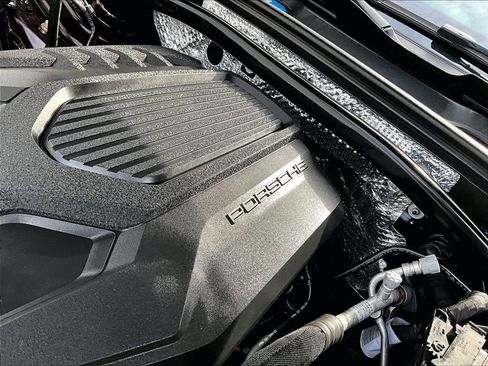 Certified 2023 Porsche Macan AWD/4WD image 34