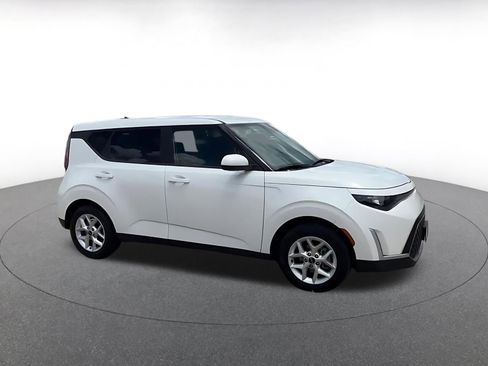Used 2025 Kia Soul LX w/ LX Technology Package FWD image 2