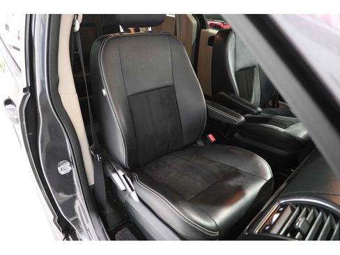 Used 2019 Dodge Grand Caravan SXT FWD image 16