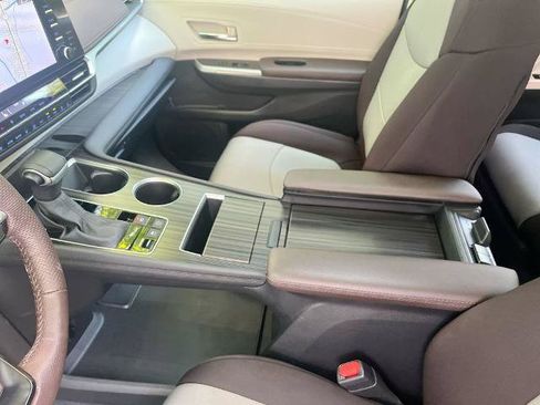 Used 2024 Toyota Sienna Platinum FWD image 21