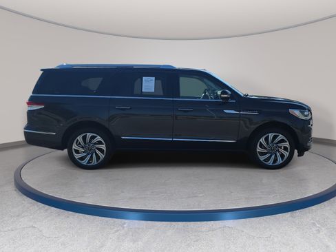 Used 2023 Lincoln Navigator L Reserve AWD/4WD image 4