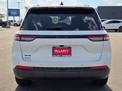 Used 2023 Jeep Grand Cherokee Altitude AWD/4WD image 6