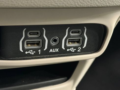 Used 2023 Chrysler Pacifica Touring-L FWD image 31