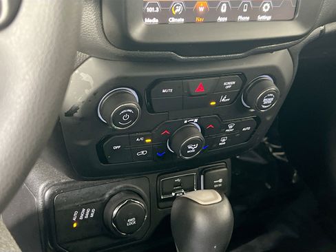 Used 2023 Jeep Renegade Latitude image 16