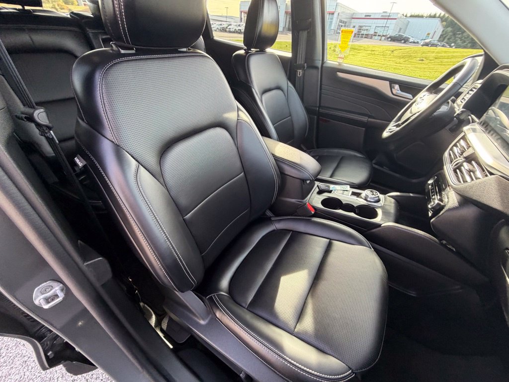 Certified 2025 Ford Escape Platinum AWD/4WD image 32
