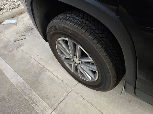 Used 2023 Chevrolet Traverse LT image 8