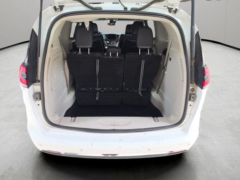 Used 2024 Chrysler Pacifica Limited FWD image 23