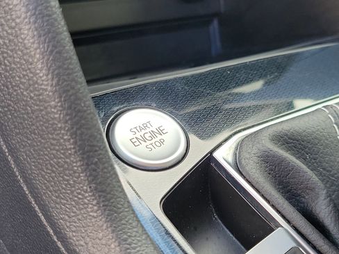 Used 2025 Volkswagen Taos SE image 28