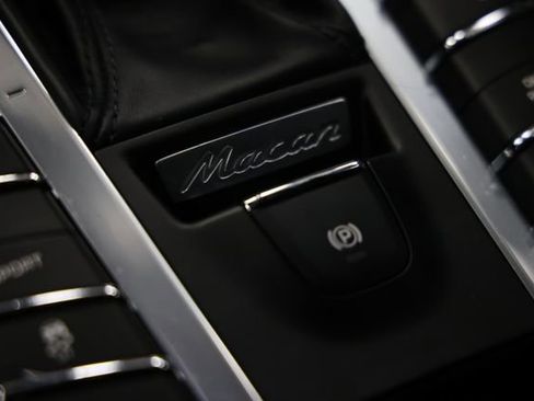 Used 2018 Porsche Macan AWD/4WD image 31