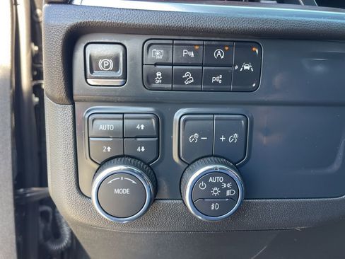 Used 2025 Chevrolet Suburban Z71 image 20