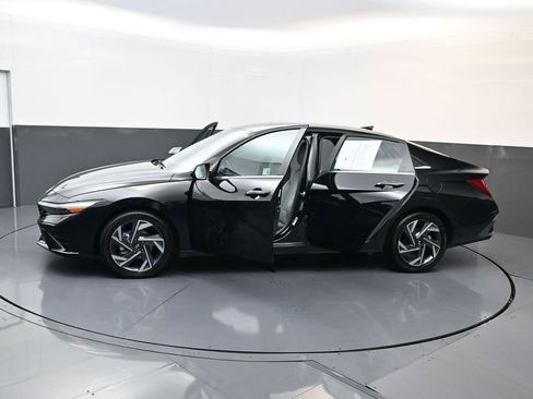 Certified 2025 Hyundai Elantra Limited image 25