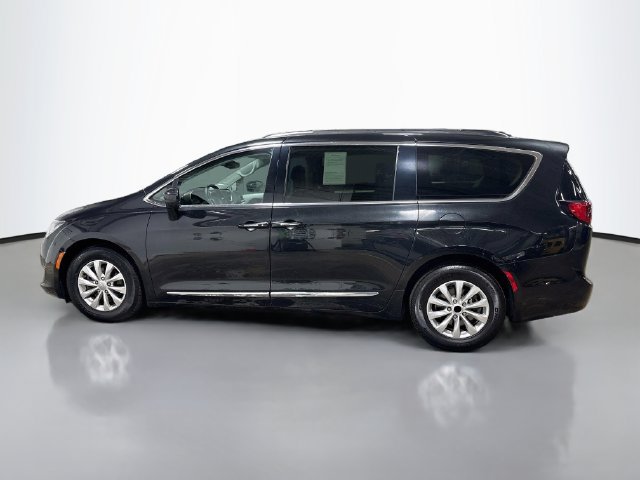 Used 2017 Chrysler Pacifica Touring-L FWD image 10