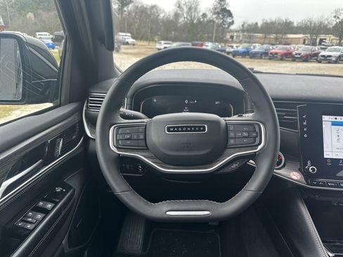 Used 2024 Jeep Wagoneer L Series II image 24