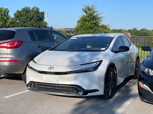 Used 2024 Toyota Prius XLE FWD image 3