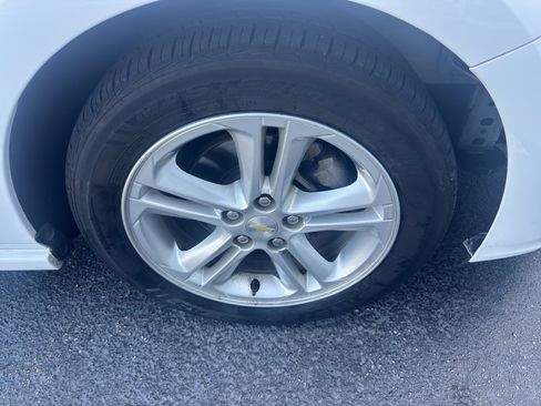 Used 2018 Chevrolet Cruze LT w/ Sun And Sound Package FWD image 4