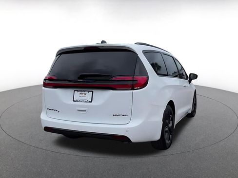 Used 2025 Chrysler Pacifica Limited image 15