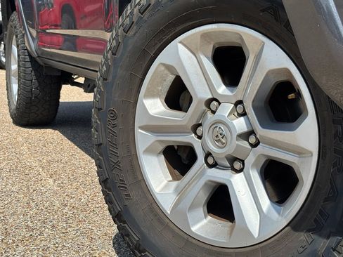 Used 2022 Toyota 4Runner SR5 Premium w/ Moonroof Package RWD image 2