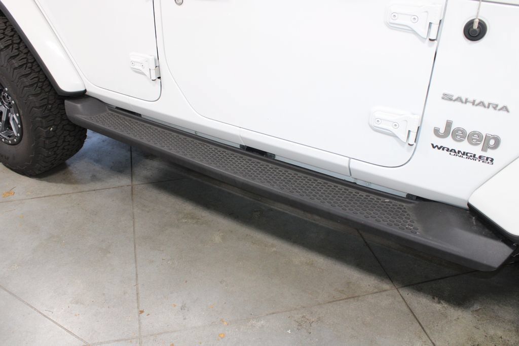 Used 2018 Jeep Wrangler Unlimited Sahara AWD/4WD image 13